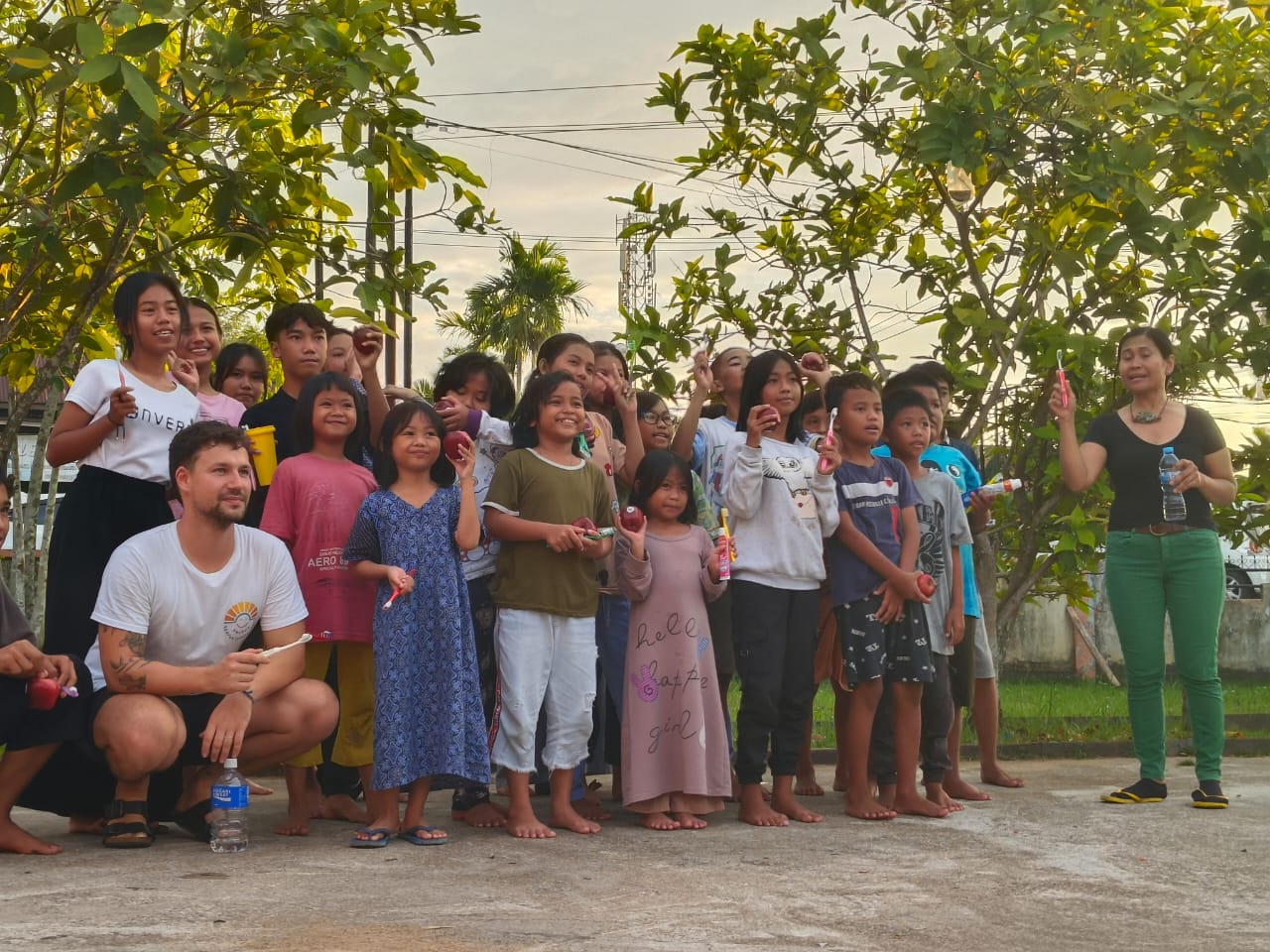 Aaron Hauenschild dan Esie Hanstein foto bersama anak-anak Panti Asuhan Pepabril.