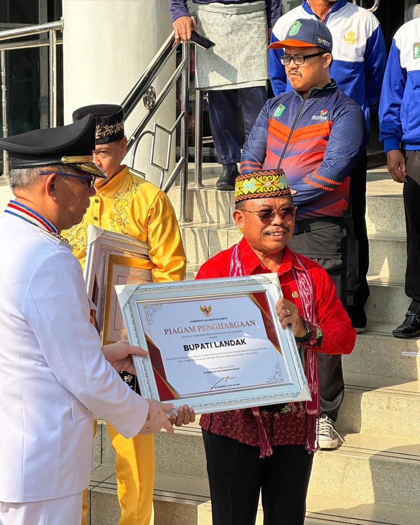 PENGHARGAAN : Kepala DPMPTSPTK Kabupaten Landak Benipiator menerima penghargaan usai upacara peringatan HUT Ke-78 RI di Kantor Gubernur Kalimantan Barat, Kamis (17/8) lalu.