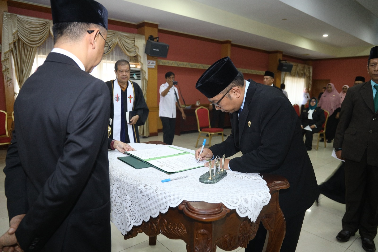 Trisna Ibrahim menandatangani berita acara pelantikan sebagai Kepala Dinas Perhubungan Kota Pontianak, Rabu, (30/8) .
