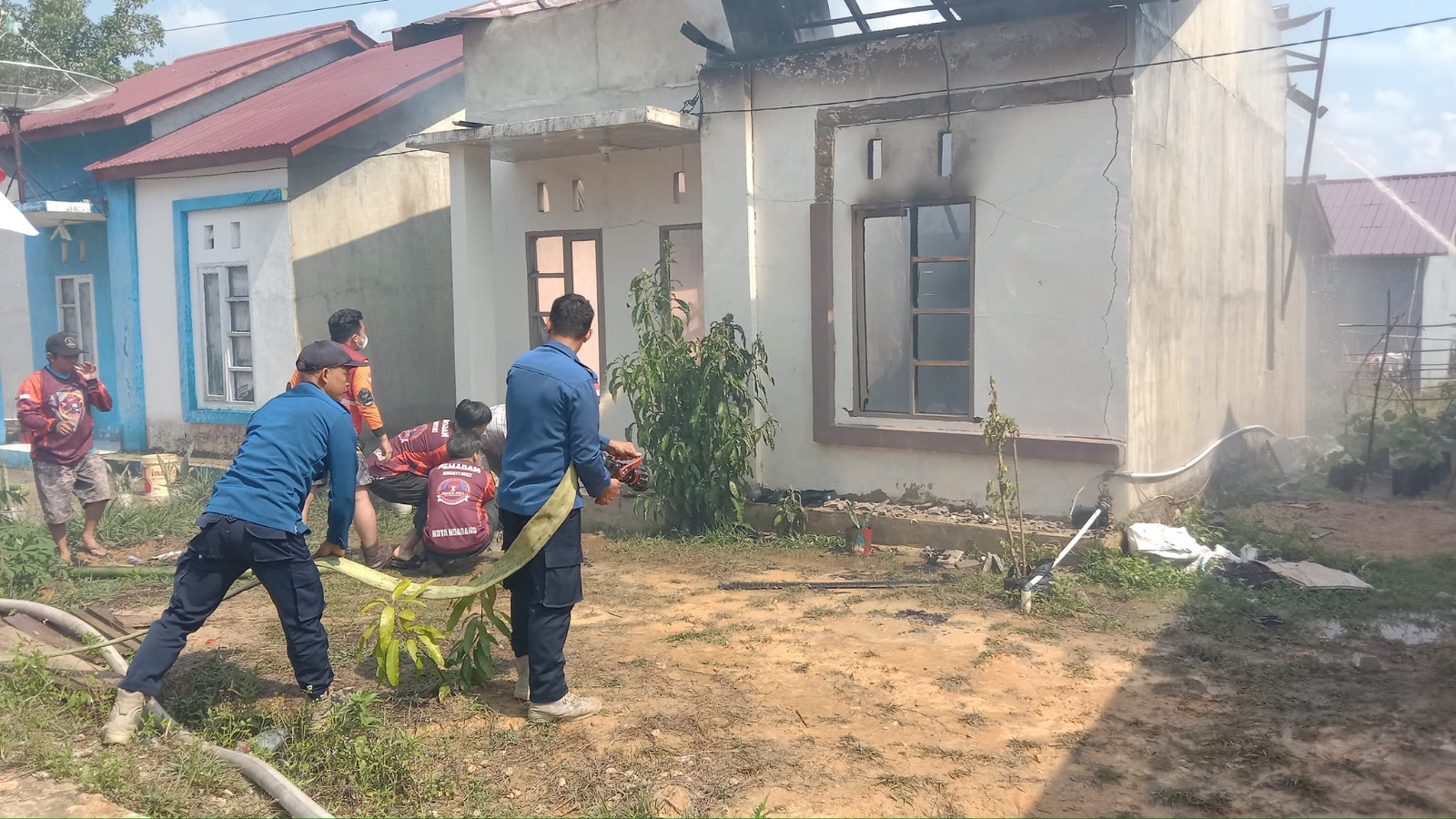 Rumah warga terbakar di komplek perumahan Helba Residence Desa Raja Kecamatan Ngabang pada Kamis (31/8).