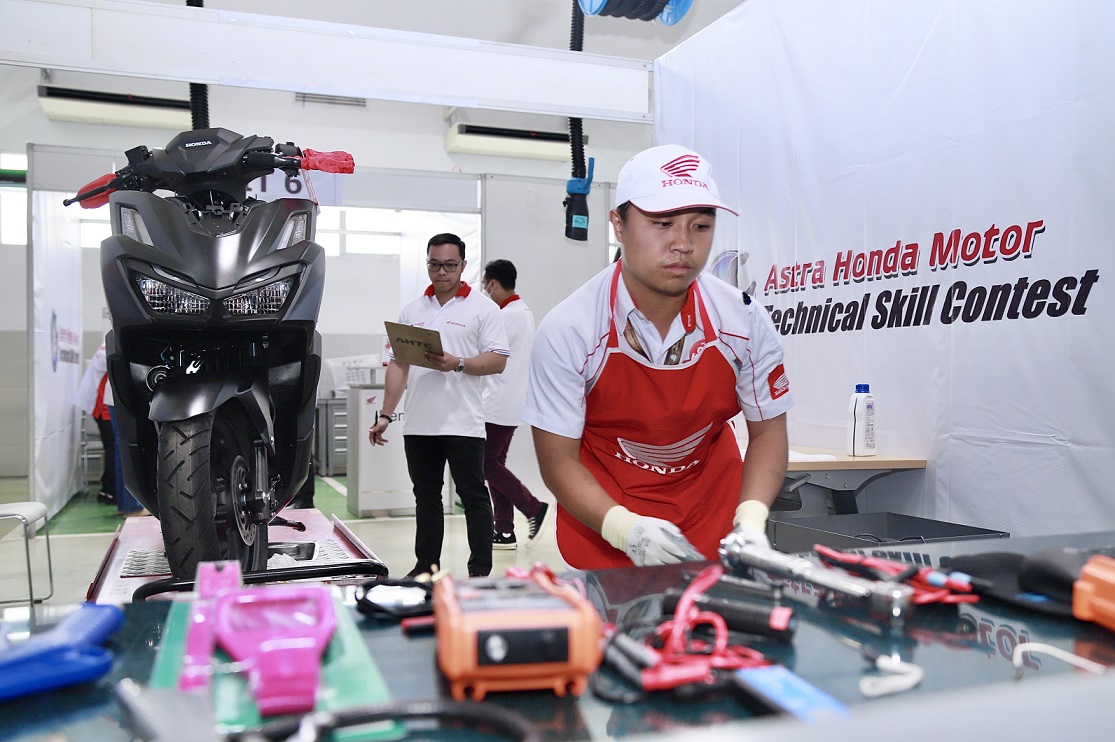 Seorang peserta saat mengikuti Astra Honda Motor Technical Skill Contest.