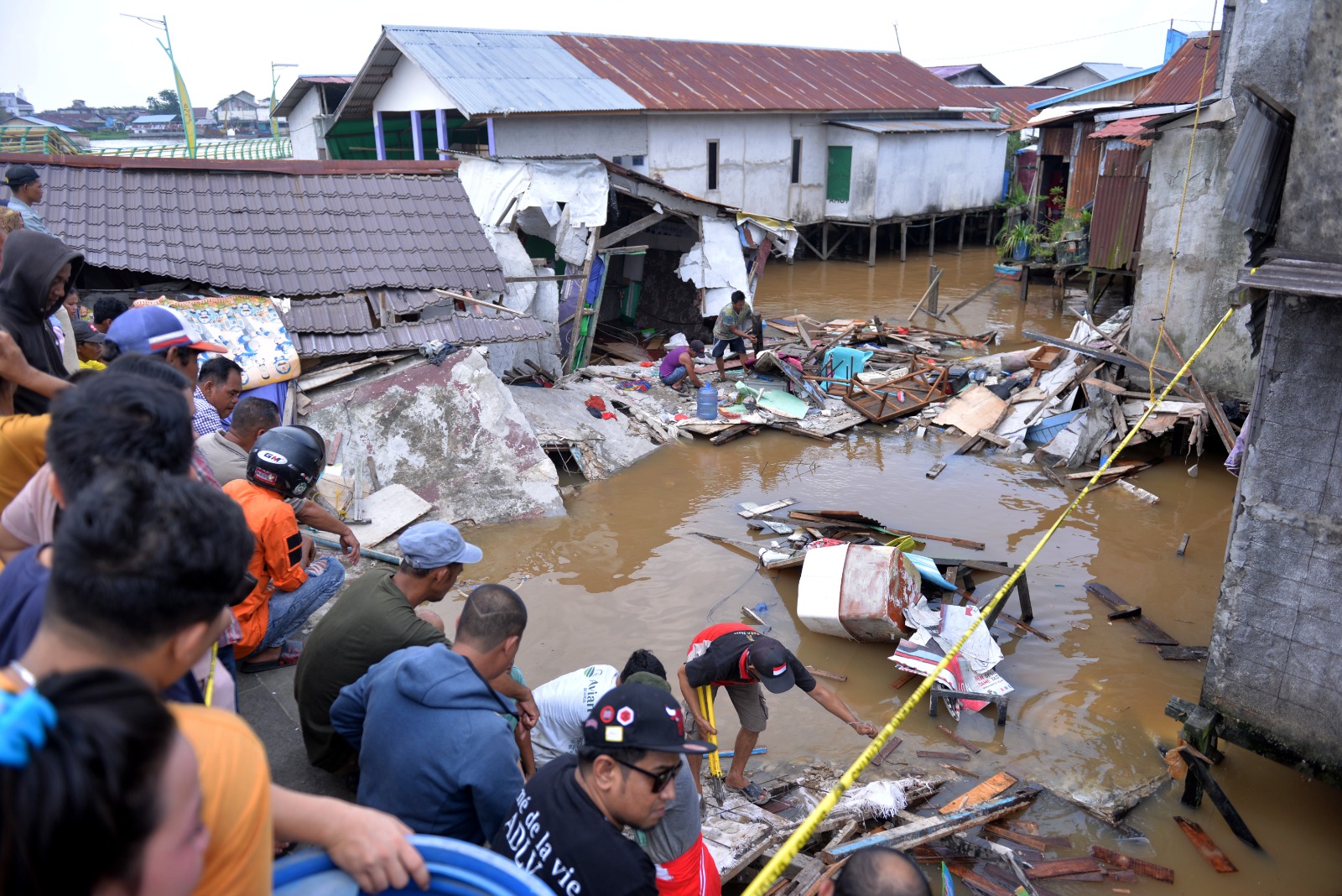 Warga saat melakukan pencarian korban di antara puing reruntuhan banguan di sekitar bantaran Sungai Kapuas, Kelurahan Dalam Bugis, Kecamatan Pontianak Timur, Kota Pontianak, Rabu (30/8), siang.