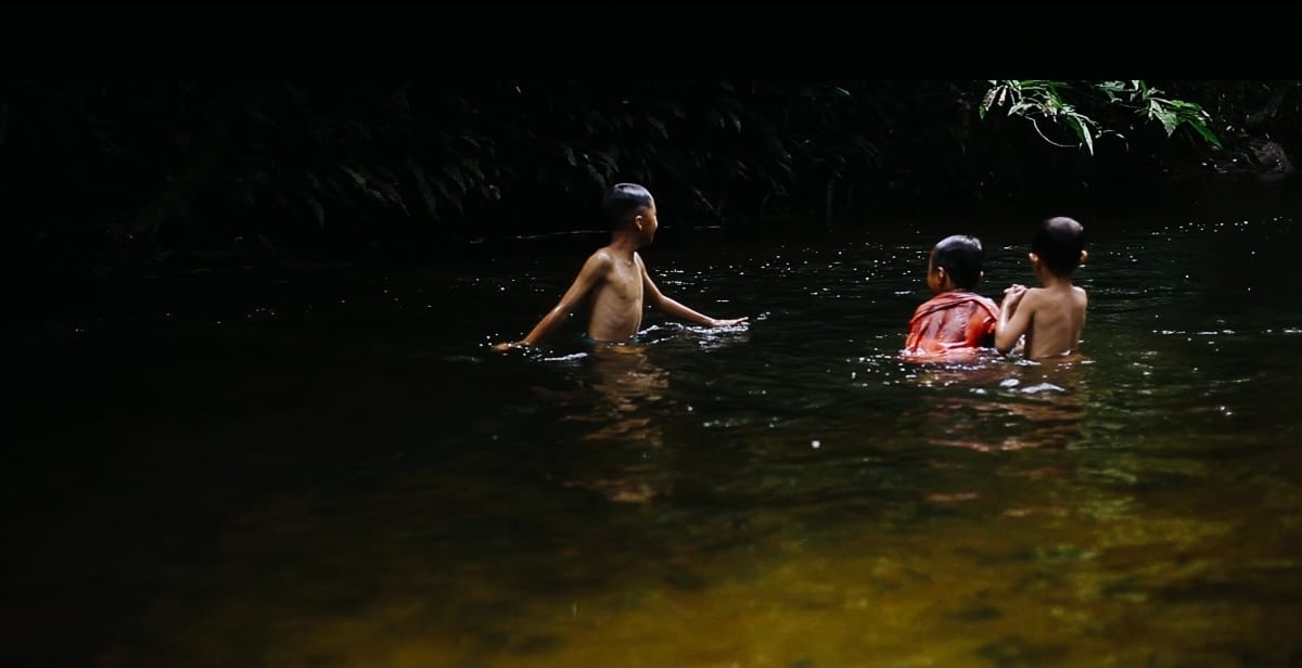 NIKMATI : Sejumlah anak mandi menikmati air terjun Desa Mekar Raya, Kecamatan Simpang Dua, Kabupaten Ketapang.