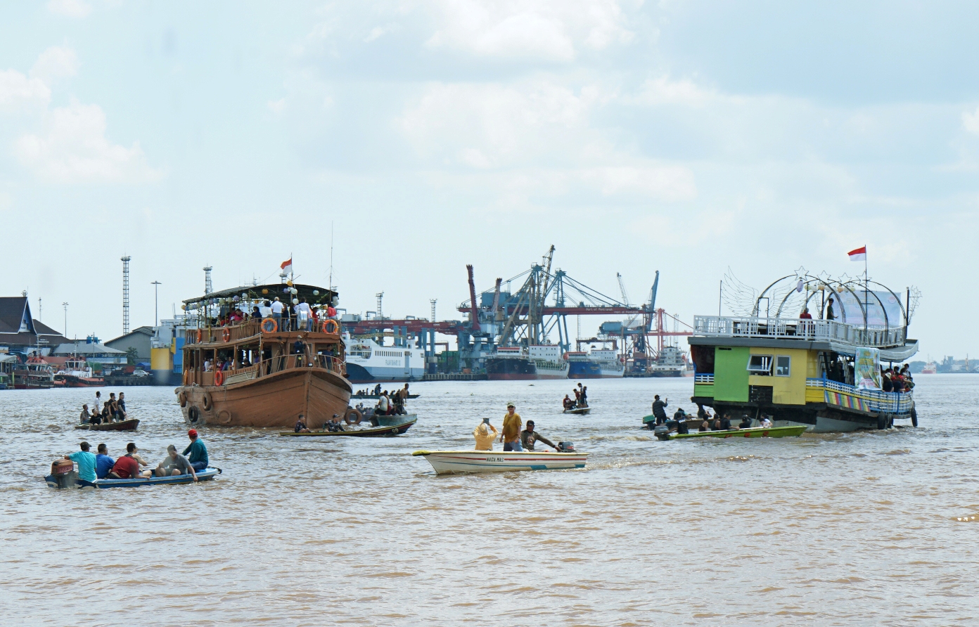 Beragam aktivitas masyarakat melintasi Sungai Kapuas. Kondisi pengendapan lumpur di kawasan muara Sungai Kapuas cukup berpengaruh pada jalur transportasi air.