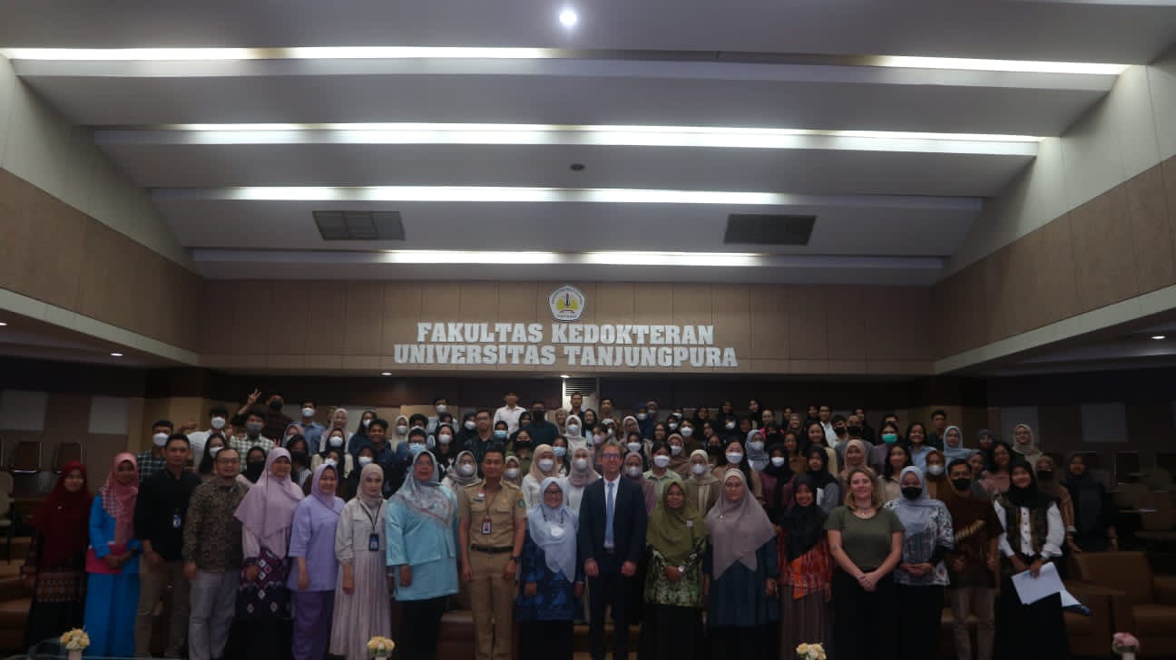 Rektor Universitas Tanjungpura Profesor Dr Garuda Wiko bersama Dr Vincent Roman Hofbauer.