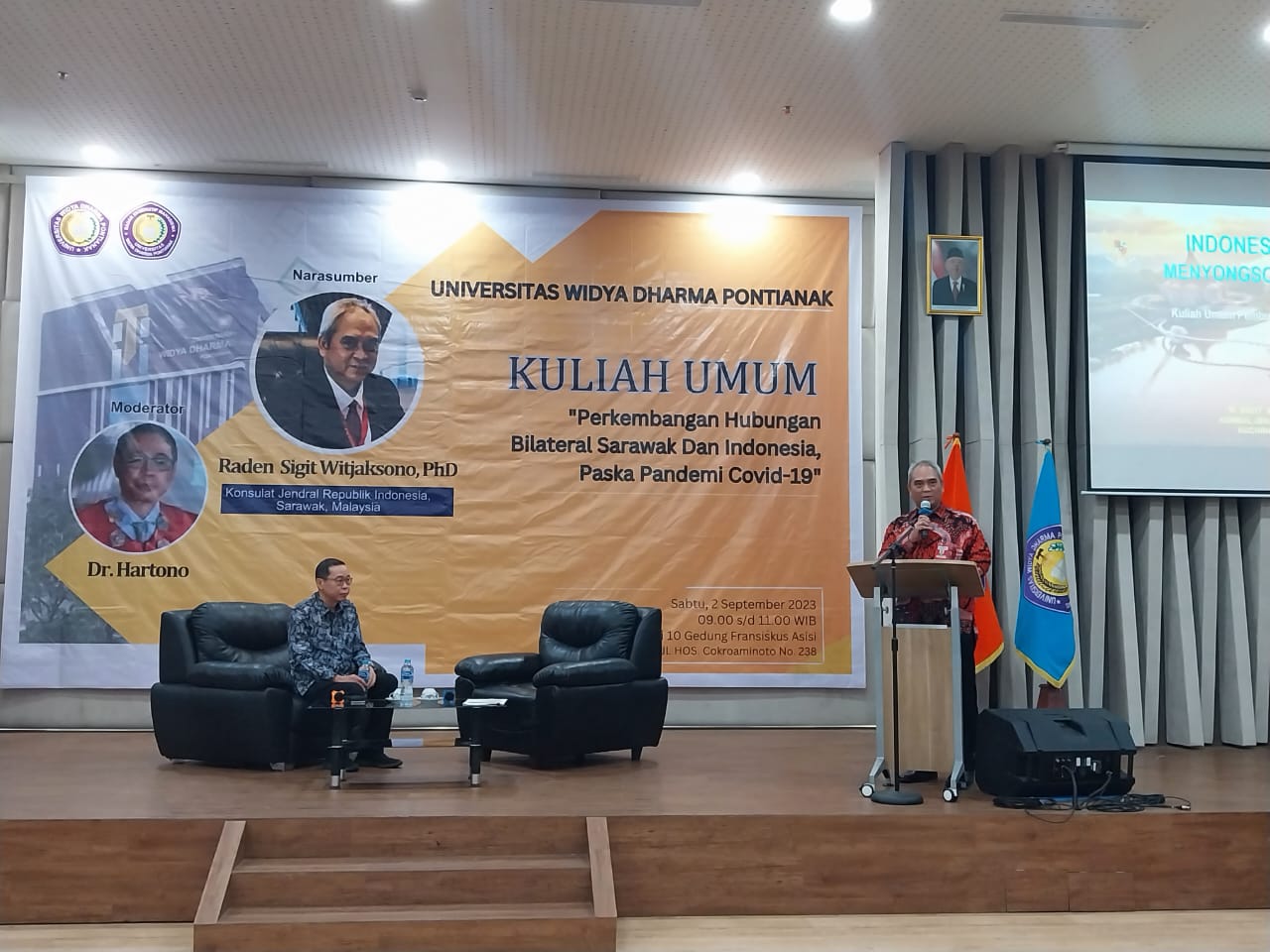PAPARAN : Raden Sigit Witjaksono selaku Konsulat Jenderal Republik Indonesia, Sarawak-Malaysia saat memberikan paparan dalam kuliah umum, Sabtu (2/9).