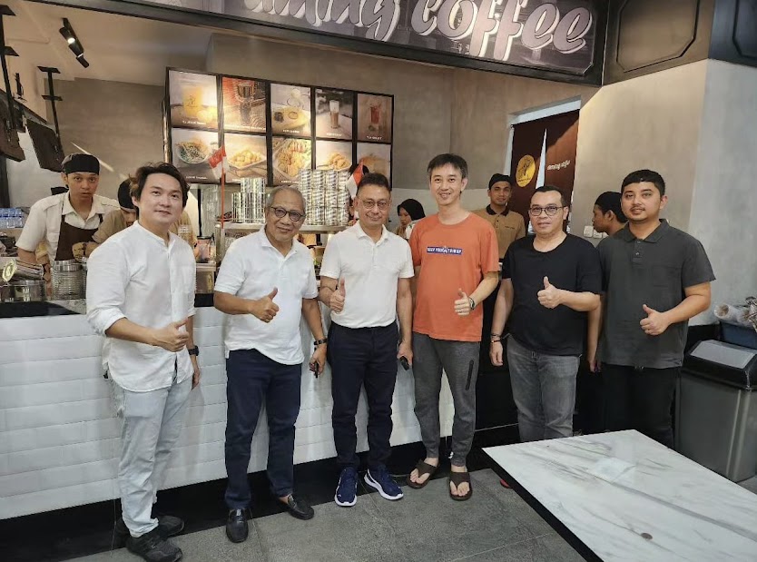 Wali Kota Pontianak Edi Rusdi Kamtono bersama owner Aming Coffee Limin sama-sama memberikan salam jempol, saat diabadikan bersama