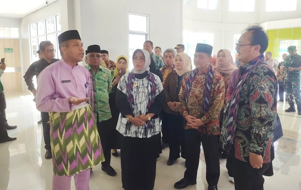 MELIHAT-LIHAT: Wakil Gubernur Kalbar Ria Norsan bersama Bupati Mempawah Erlina dan tamu undangan lainnya saat melihat-lihat bagian dalam gedung baru RSUD Rubini Mempawah yang diresmikan Bupati. IST