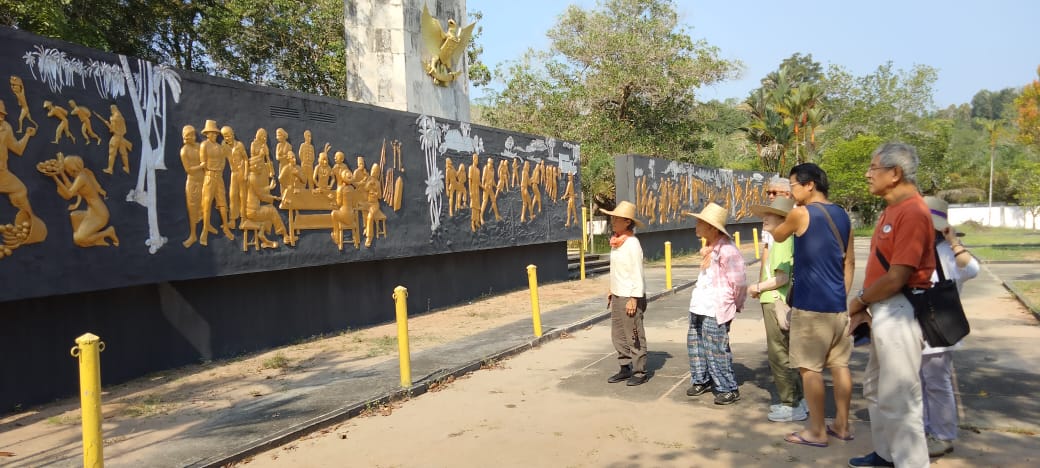ZIARAH: Warga asal Jepang saa berziarah ke Makam Juang Mandor pada Minggu (3/9).