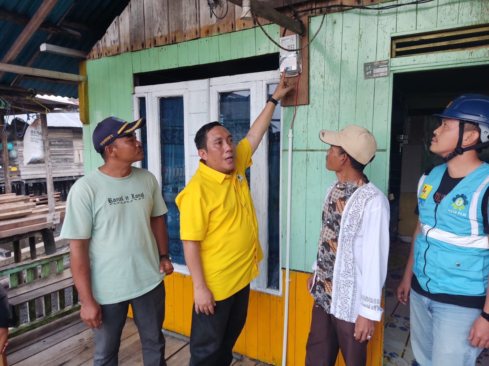 Teks Foto:  Ketua DPD Golkar Kubu Raya, Andry SE menghadiri acara launching dan aktivasi pemasangan listrik desa-kwh gratis untuk 400 rumah di  Dusun Keruing, Desa Batu Ampar, Kecamatan Batu Ampar.