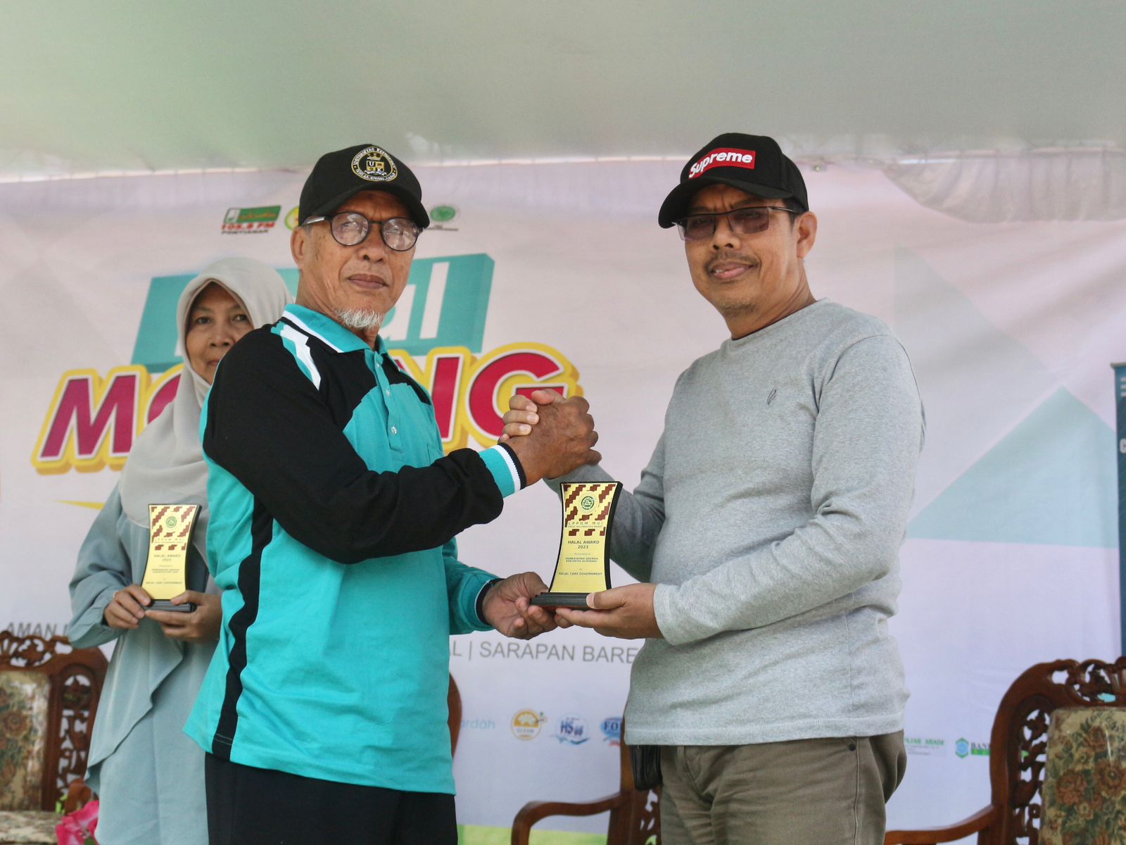 PENGHARGAAN: Sekda Mempawah, Ismail saat menerima penghargaan dari Ketua MUI Kalbar. ISTIMEWA