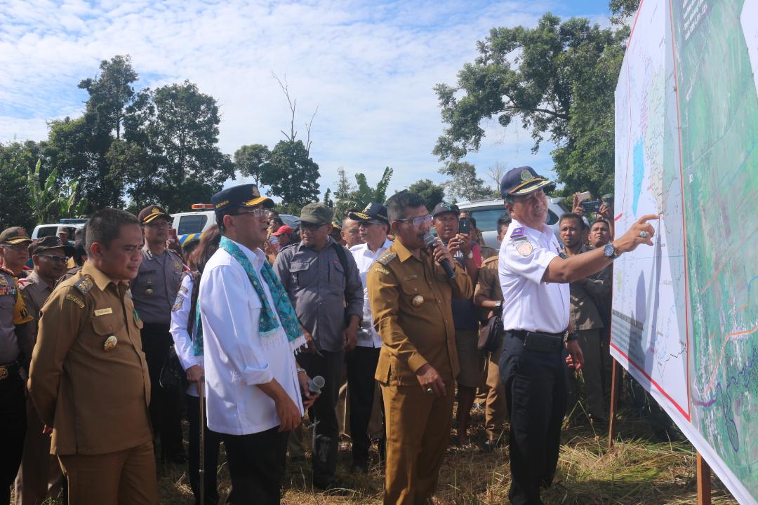 LAHAN BANDARA: Menhub RI, Budi Karya Sumadi, saat meninjau rencana lokasi Bandara Kayong Utara di Desa Riam Berasap Jaya, 19 Februari 2019. DOKUMEN.