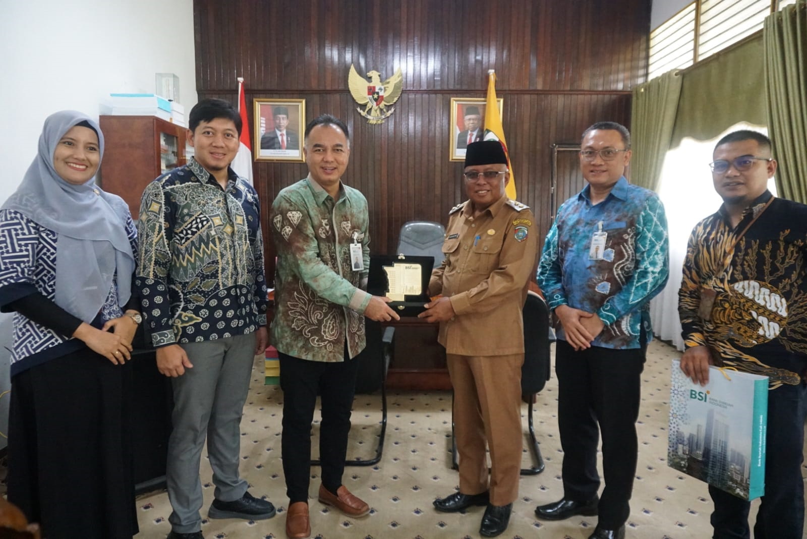 BSI : Wakil Bupati Mempawah menerima kunjungan audince BSI wilayah Kalimantan Barat di ruang kerja Wakil Bupati Mempawah. IST