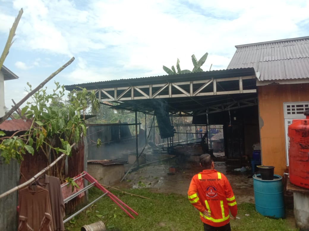 HANGUS: Rumah Jaelani (57) warga Desa Raja Kecamatan Ngabang hangus terbakar pada Rabu (6/9).