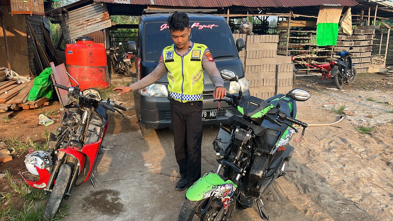 Seorang polisi menunjukkan dua sepeda motor yang bertabrakan di Jalan Raya Perdamaian, Desa Pal X, Kubu Raya, Senin malam.