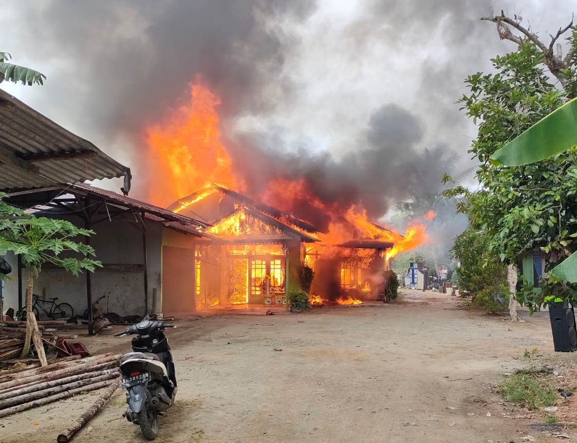 KEBAKARAN : Warga Dusun Utara, Desa Galang, Kecamatan Sungai Pinyuh dikejutkan dengan musibah kebakaran, Rabu (6/9). IST