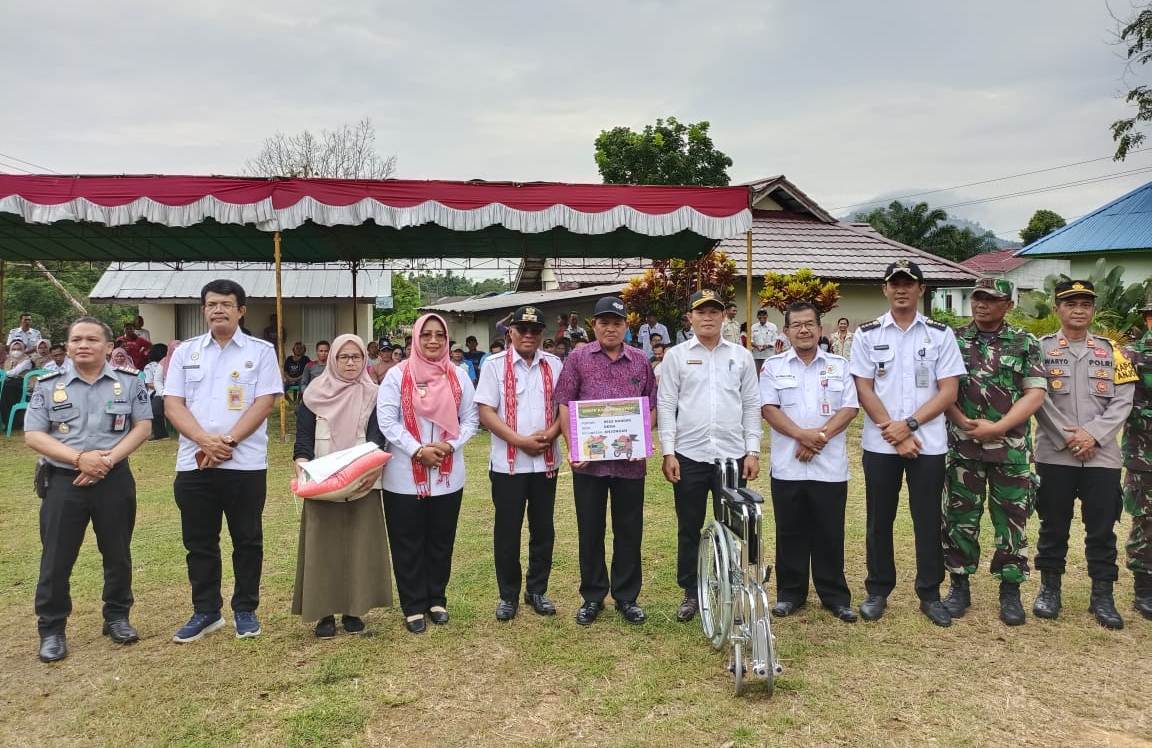 BANTUAN : Bupati dan Wakil Bupati foto bersama masyarakat penerima bantuan. IST