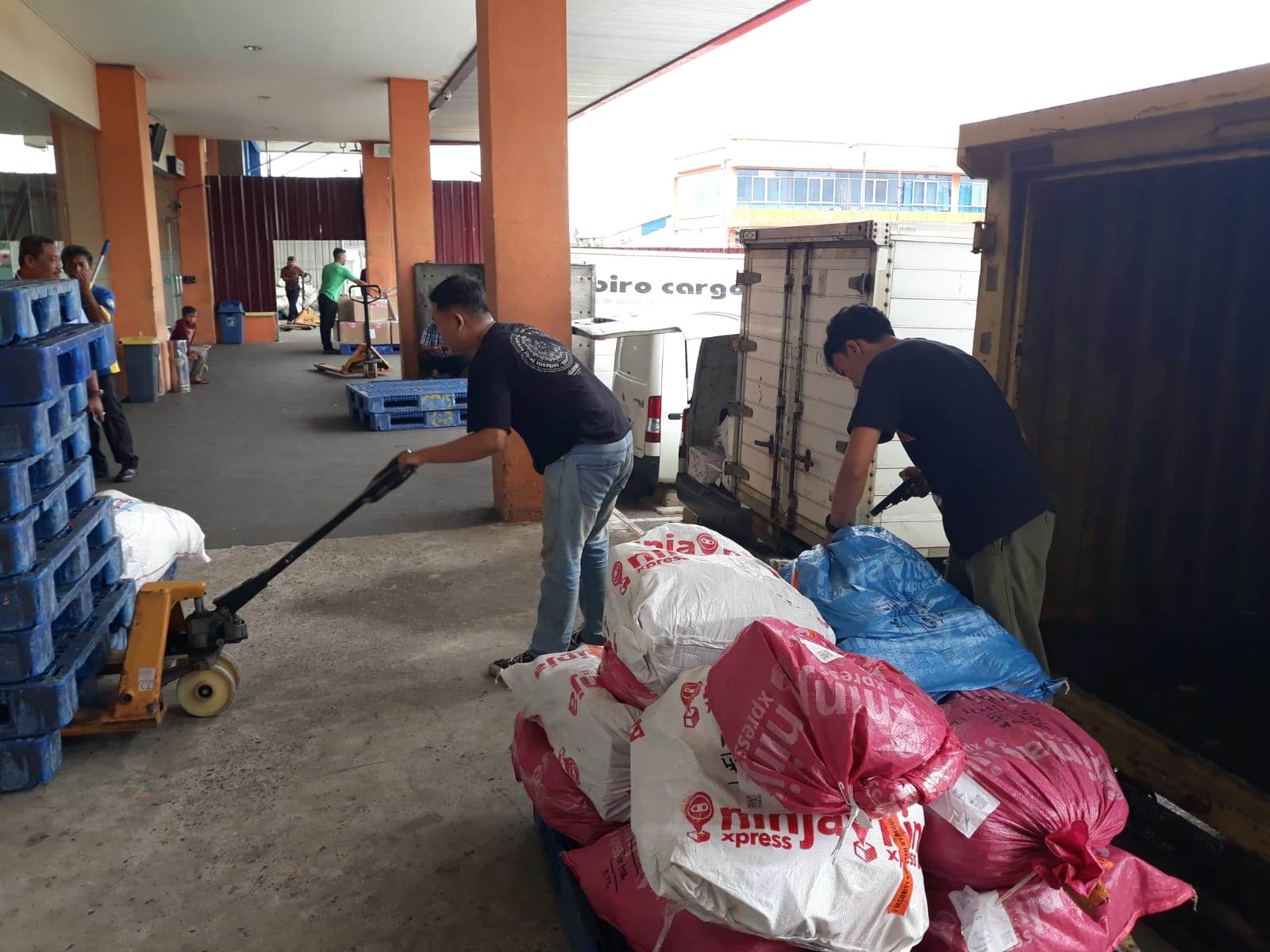 ARUS BARANG: Sejumlah karyawan APK Kantor Cabang Pontianak  memindahkan barang-barang yang masuk dan keluar.