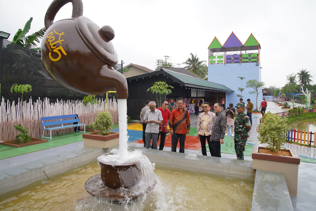 Wali Kota Pontianak, Edi Rusdi Kamtono melihat fasilitas permainan yang disediakan Pal 5 Wisata Kuliner dan Taman Bermain.