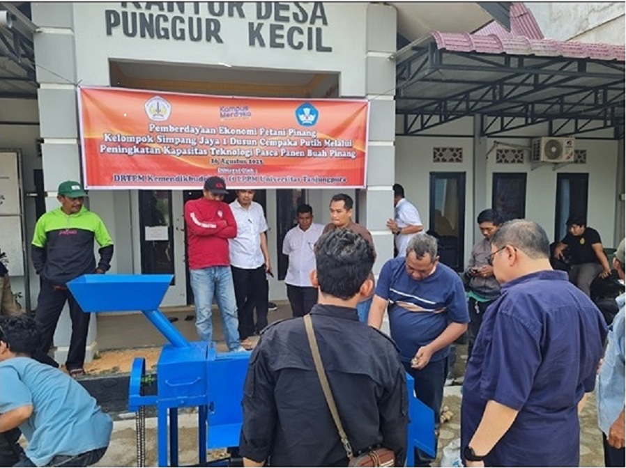 Tim PKM Untan memberikan hibah mesin pengupas sabut buah pinang dan mesin arang briket kepada Kelompok Tani Simpang Jaya I, Desa Punggur Kecil, Kecamatan Sungai Kakap, Kabupaten Kubu Raya.