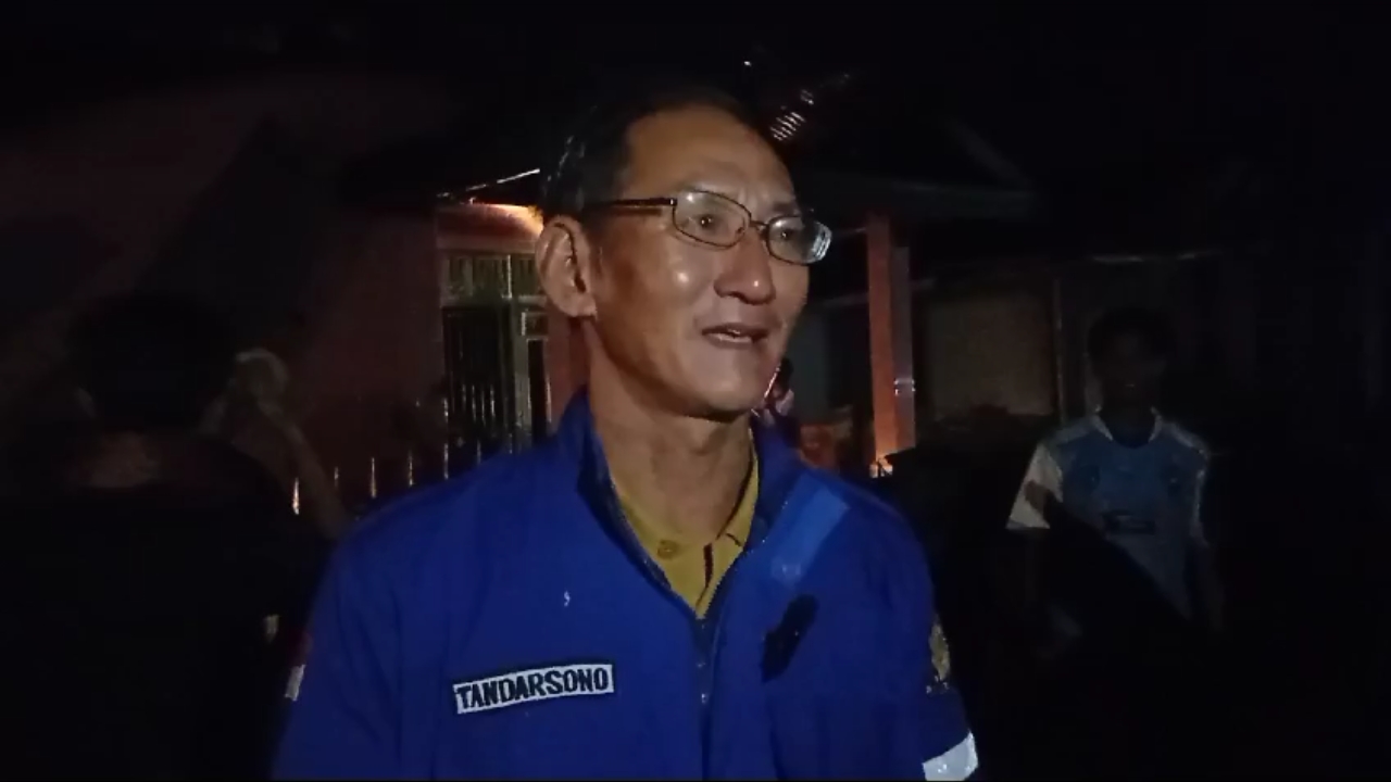 Teks Foto- Ameng saat melakukan pemadaman kebakaran di sebuah rumah di Desa Tumuk Manggis Kecamatan Sambas.