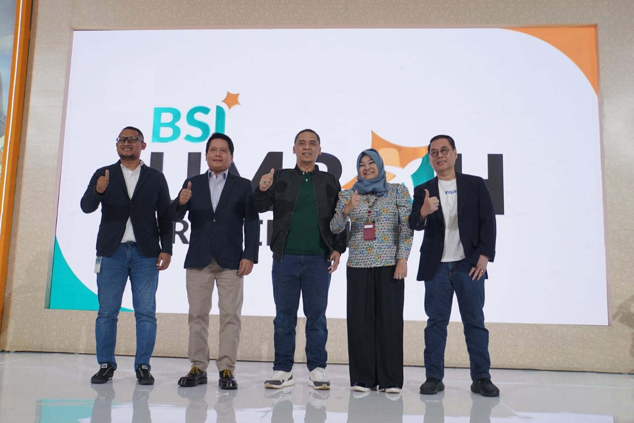 Ki-ka: VP Umrah, Hajj & Charter Garuda Indonesia Ubay Ihsandi, Dirut PT BSI Tbk Hery Gunardi, Wakil Menag Saiful Rahmat Dasuki,  Anggota Badan Pelaksana BPKH Sulistiyowati, dan Presdir Visa Indonesia.