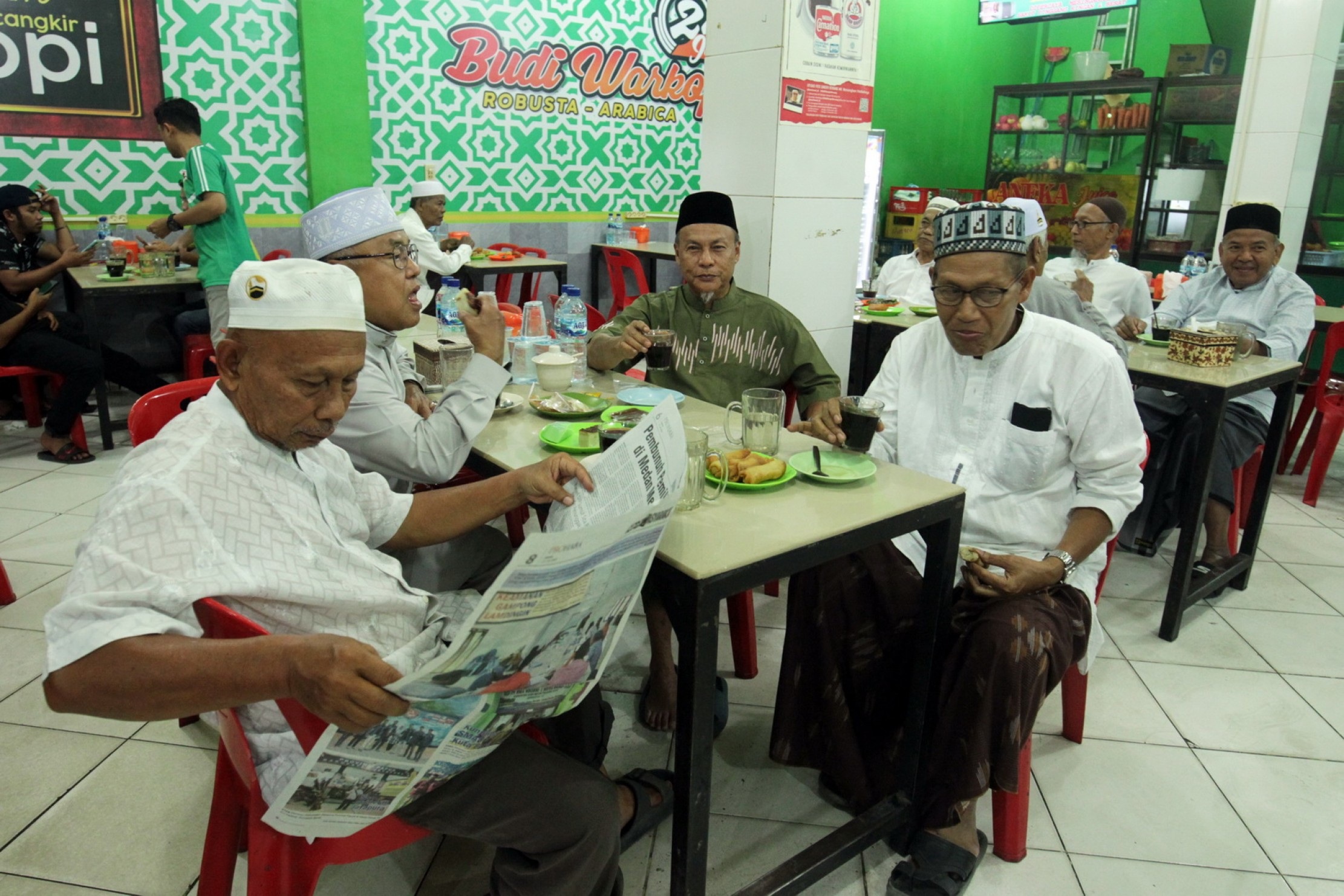 RITUAL HARIAN: Sejumlah warga Banda Aceh ngopi selepas subuh di Budi Warkop (27/7). Sudah jadi tradisi warga setempat ngopi sebelum beraktivitas pagi.