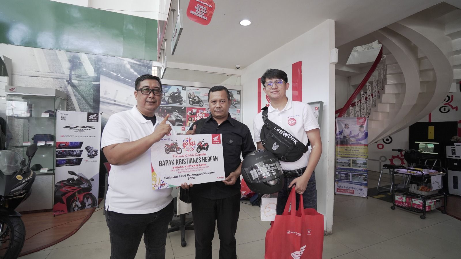 APRESIASI: Lukas Ferinata selaku Kepala Wilayah Astra Motor Kalbar memberikan penghargaan kepada pelanggan setia sepeda motor Honda Kalbar.