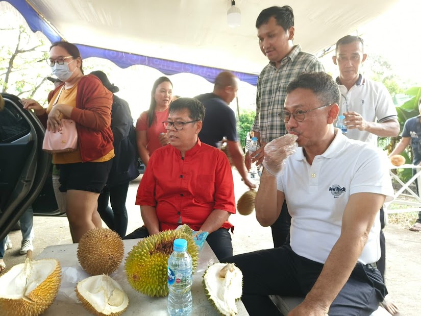 Wali Kota Pontianak Edi Rusdi Kamtono mencicipi Durian Jemongko bersama warga di Pusat Kuliner Jalan Sugiono.