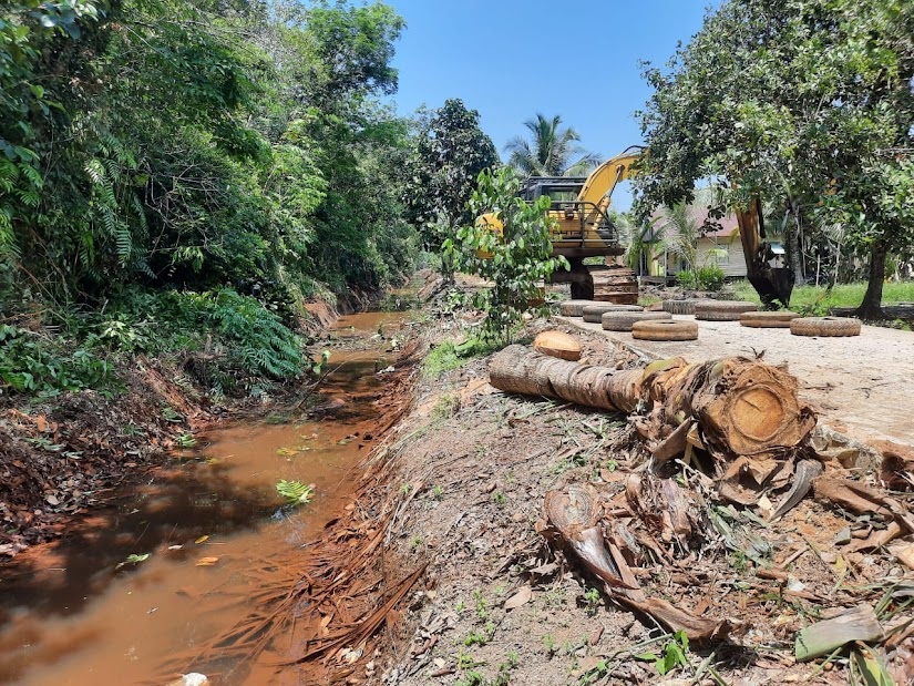 ///PROYEK NORMALISASI : Proyek normalisasi saluran di Jalan Parit Timur, TR 9, Desa Rantau Panjang, Kecamatan Simpang Hilir, yang menuai polemik. ISTIMEWA