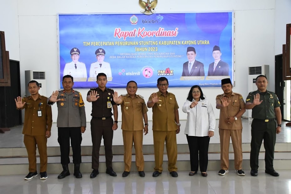 CEGAH STUNTING: Bupati Citra Duani, Wakil Bupati Effendi Ahmad, dan Kepala BKKBN Kalbar Pintauli Romangasi Siregar, perlihatkan salam cegah stunting usai pembukaan Rakor TPPS Kayong Utara Tahun 2023.