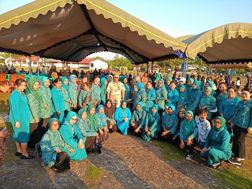 BERSAMA BUPATI: Para Pengurus PKK desa diabadikan bersama Bupati Ketapang Martin Rantan, saat kunjungan kepala daerah ke sejumlah desa serta melantik para pengurus Tim Penggerak PKK Des. IST