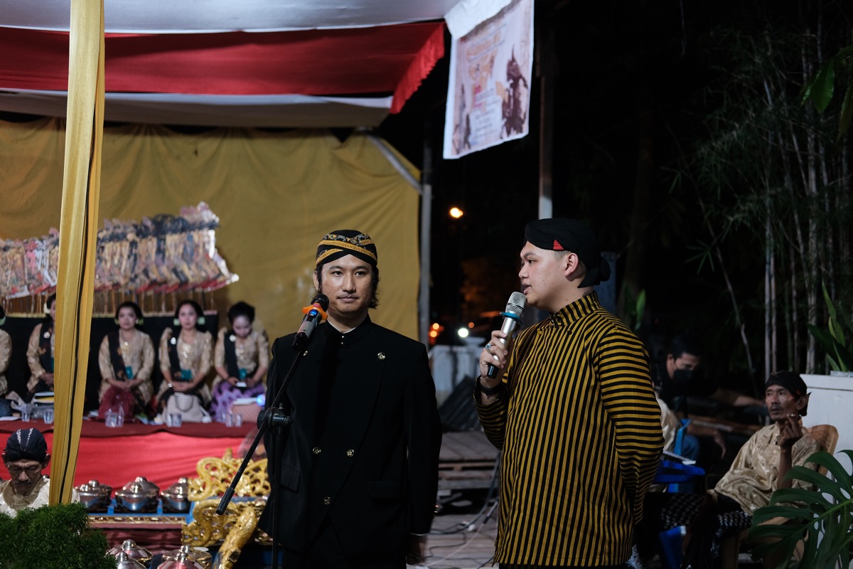 Alfian Yunantoro, pembina sanggar Hamiluhung memberikan sambutan sebelum pertunjukkan Wayang Kulit.