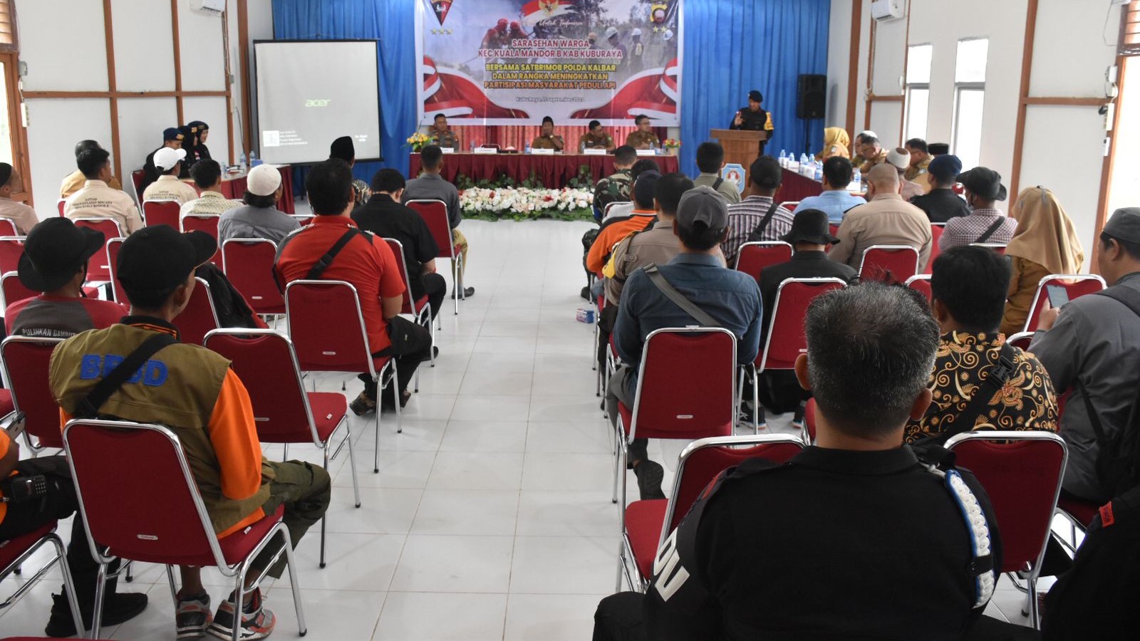 Warga Kecamatan Kuala Mandor B, Kabupaten Kubu Raya bersama Satbrimob Polda Kalbar menggelar acara sarasehan dalam rangka meningkatkan partisipasi masyarakat peduli api.