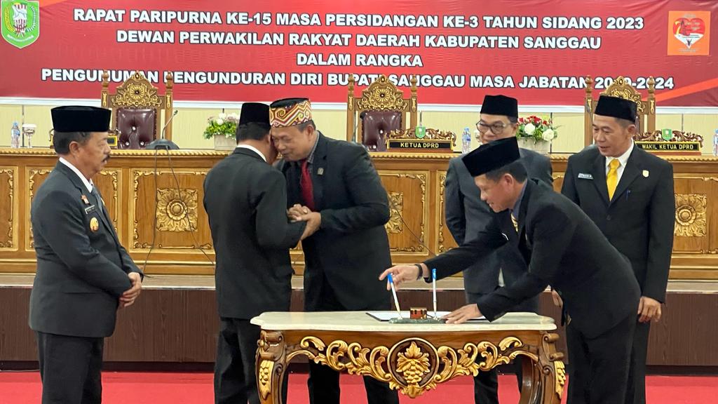 UNDUR DIRI : Penandatanganan pemberhentian Bupati Sanggau di Gedung DPRD Sanggau, Senin (11/9).