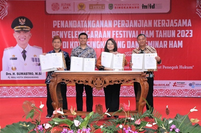 HAM : Penandatanganan perjanjian kerja sama pelaksanaan Festival HAM tahun 2023 dan seminar HAM di Basement Kantor Wali Kota Singkawang. IST