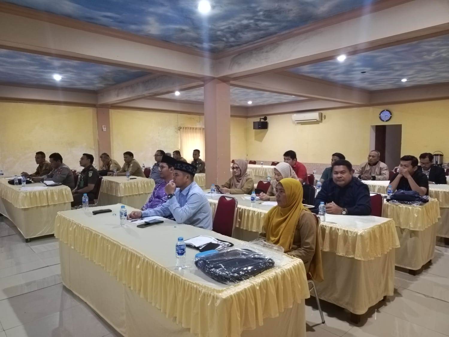 PELATIHAN: Anggota DPRD Kabupaten Sambas menghadiri kegiatan pelatihan Bengkel Bahasa Hukum.