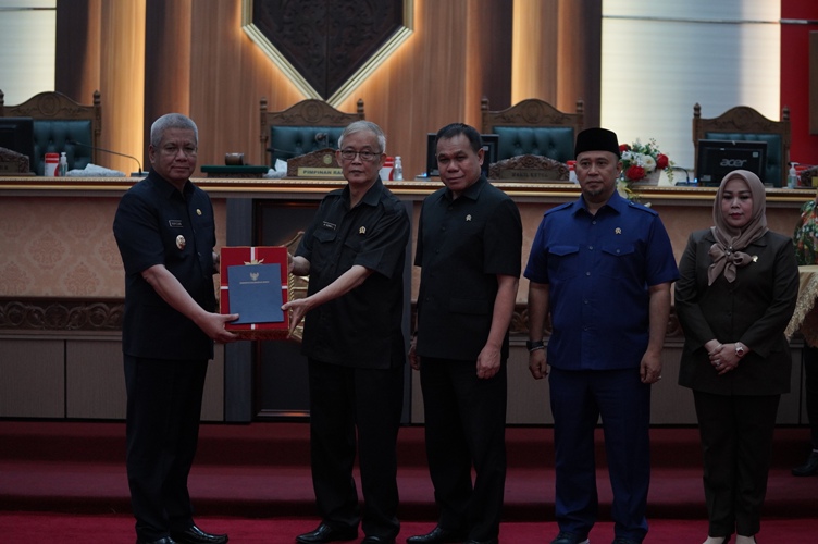 Penjabat (Pj) Gubernur Kalbar, Harisson menyampaikan Nota Rancangan Perubahan APBD Tahun 2023 dalam sidang paripurna di DPRD, Selasa (12/9).