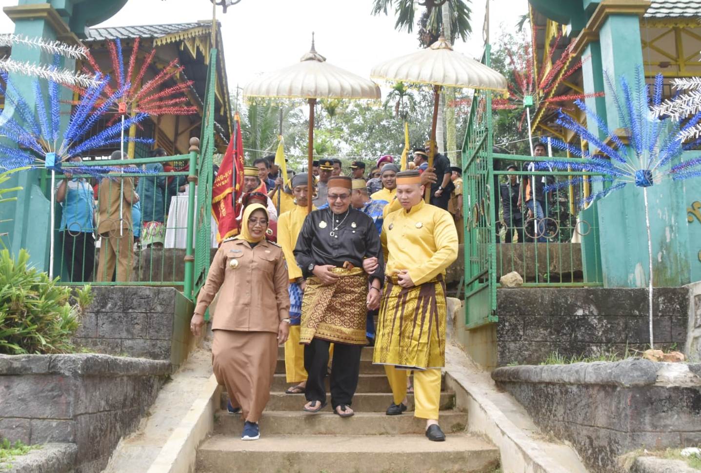 ZIARAH : Raja Mardan bersama Bupati  Mempawah usai melaksanakan ziarah ke Makam Opu Daeng Menambon. IST