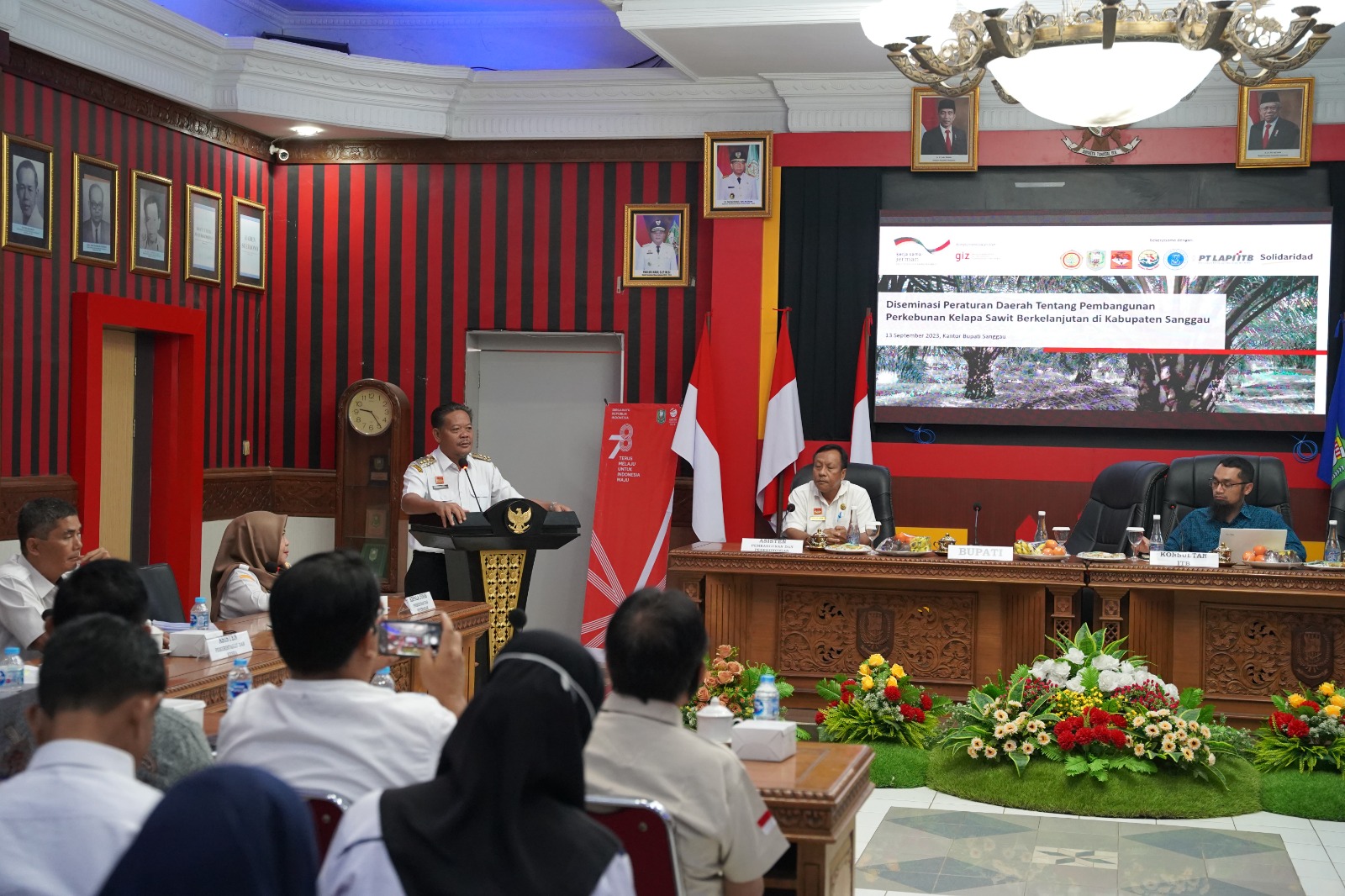 Caption: ARAHAN, Bupati Sanggau, Paolus Hadi saat memberikan arahan di acara diseminasi peraturan daerah tentang pembangunan perkebunan kelapa sawit berkelanjutan.