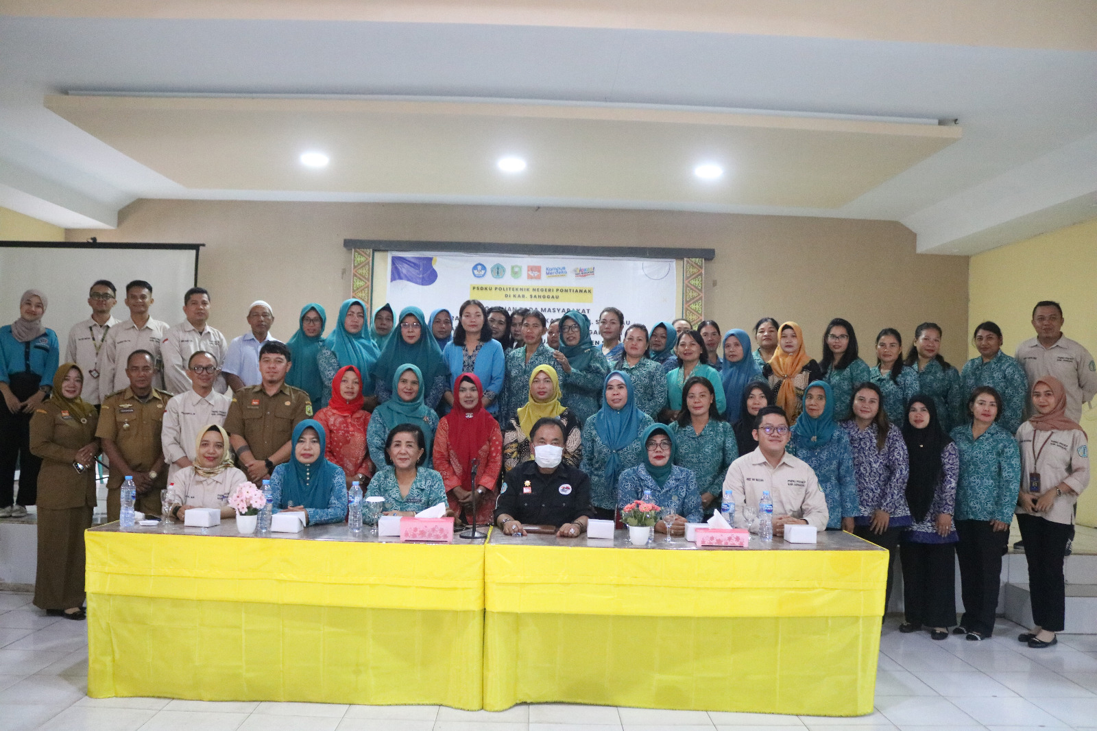 PELATIHAN: Tim PPM PSDKU Polnep di Sanggau berfoto bersama dengan Tim Pengerak PKK Kecamatan Kapuas berserta jajarannya pada pelatihan keuangan, Senin (11/9). IST
