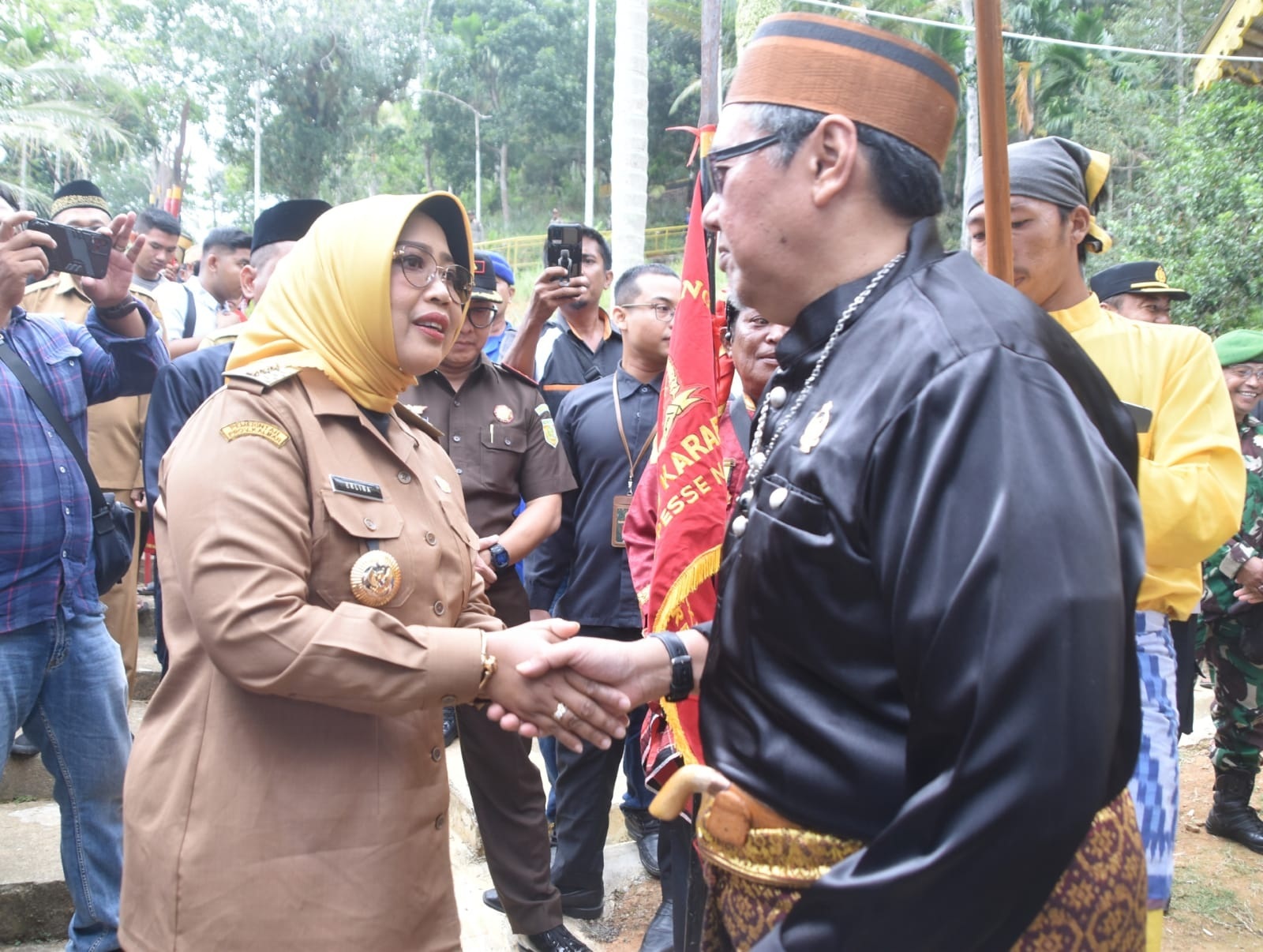 Bupati Mempawah menyambut kedatangan Raja Mempawah XIII sebelum ziarah ke Makam Opu Daeng Menambon.