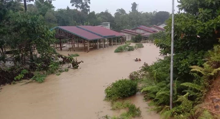 RUMAH RENDAM: Banjir akibat curah hujan tinggi melanda warga perbatasan di Desa Laja Sadang, Kecamatan Empanang. Banjir tersebut setidaknya merendam 25 unit rumah warga di desa tersebut. ISTIMEWA