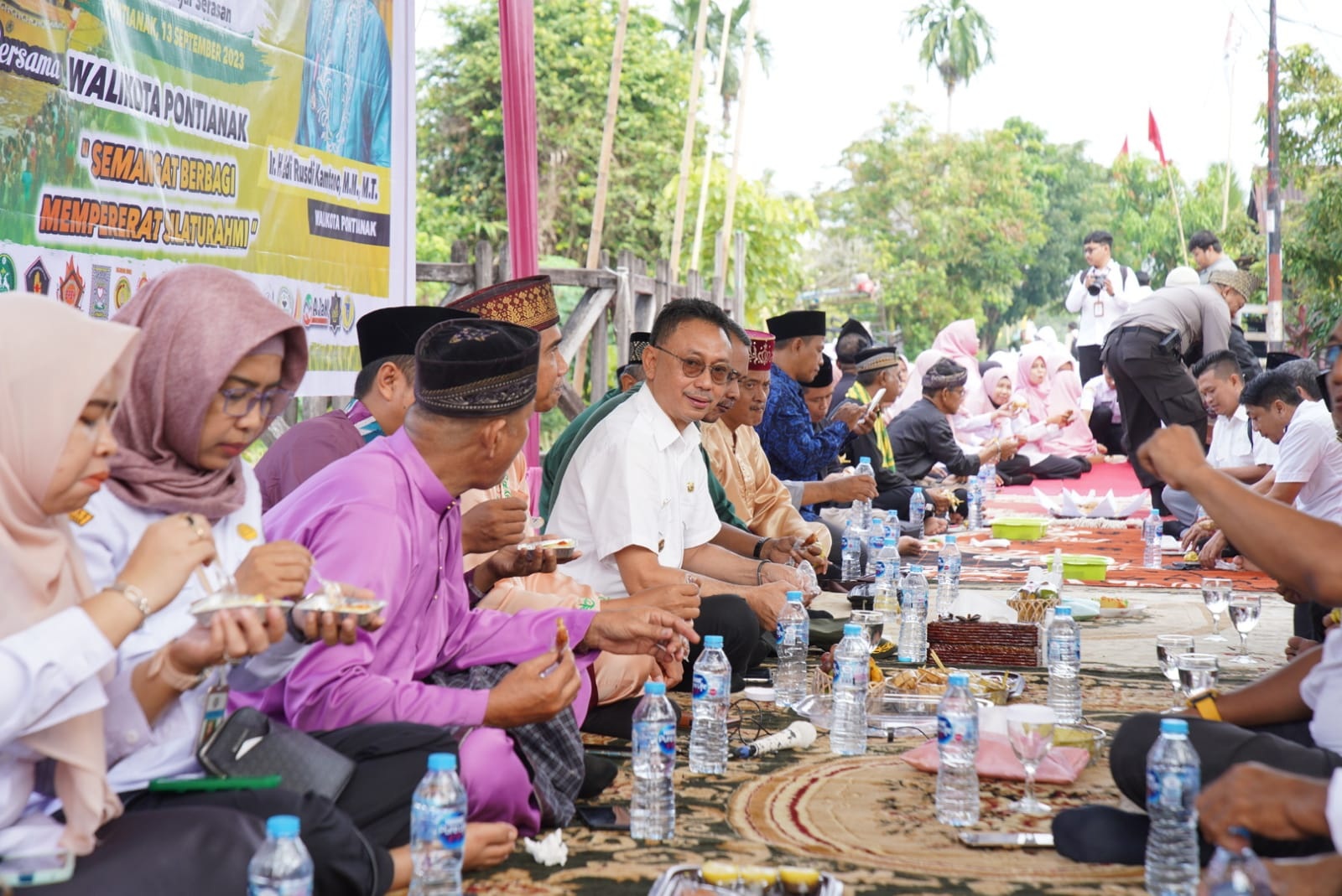 ROBO-ROBO: Wali Kota Pontianak Edi Rusdi Kamtono berbaur bersama warga untuk mengikuti Robo-robo di Kelurahan Banjar Serasan Kecamatan Pontianak Timur.
