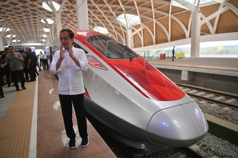 Presiden Joko Widodo berdiri di samping Kereta Cepat Jakarta-Bandung di Stasiun Halim, Jakarta, Rabu (13/9/2023). ANTARA FOTO/Akbar Nugroho Gumay