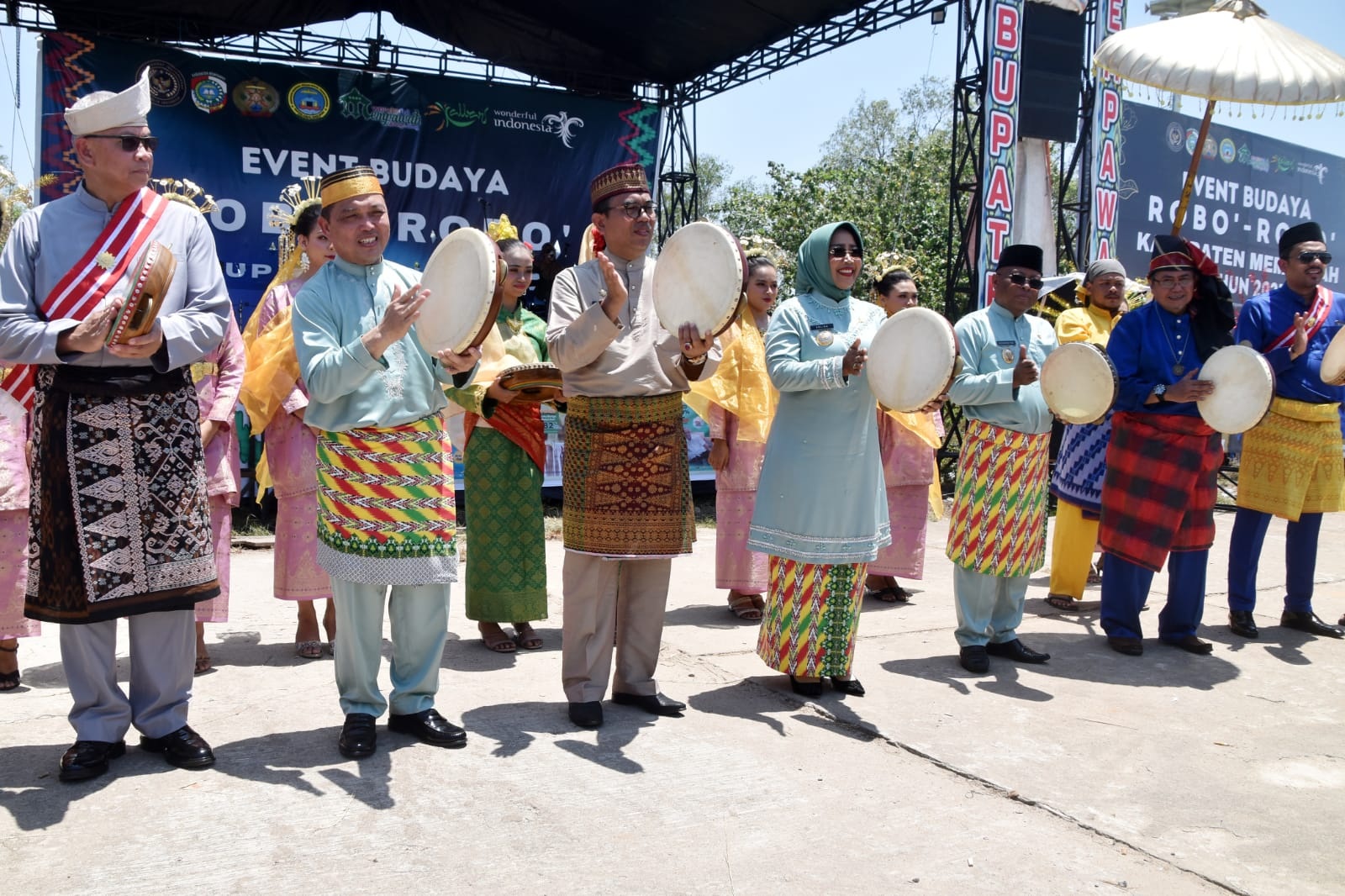 ROBO-ROBO : Raja Mempawah beserta Bupati Mempawah dan lainnya memukul tar menandai dimulainya perayaan Robo-Robo 2023.