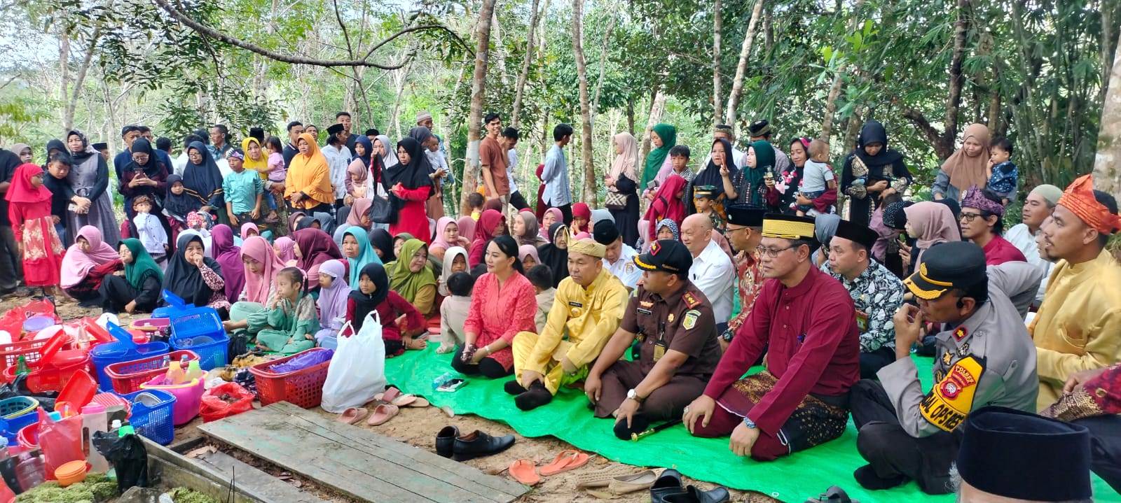 TRADISI: Kemeriahan Makan Saprahan dalam ritual Robo-robo di Dusun Pesayangan, Desa Raja, Kecamatan Ngabang, Rabu (13/9).