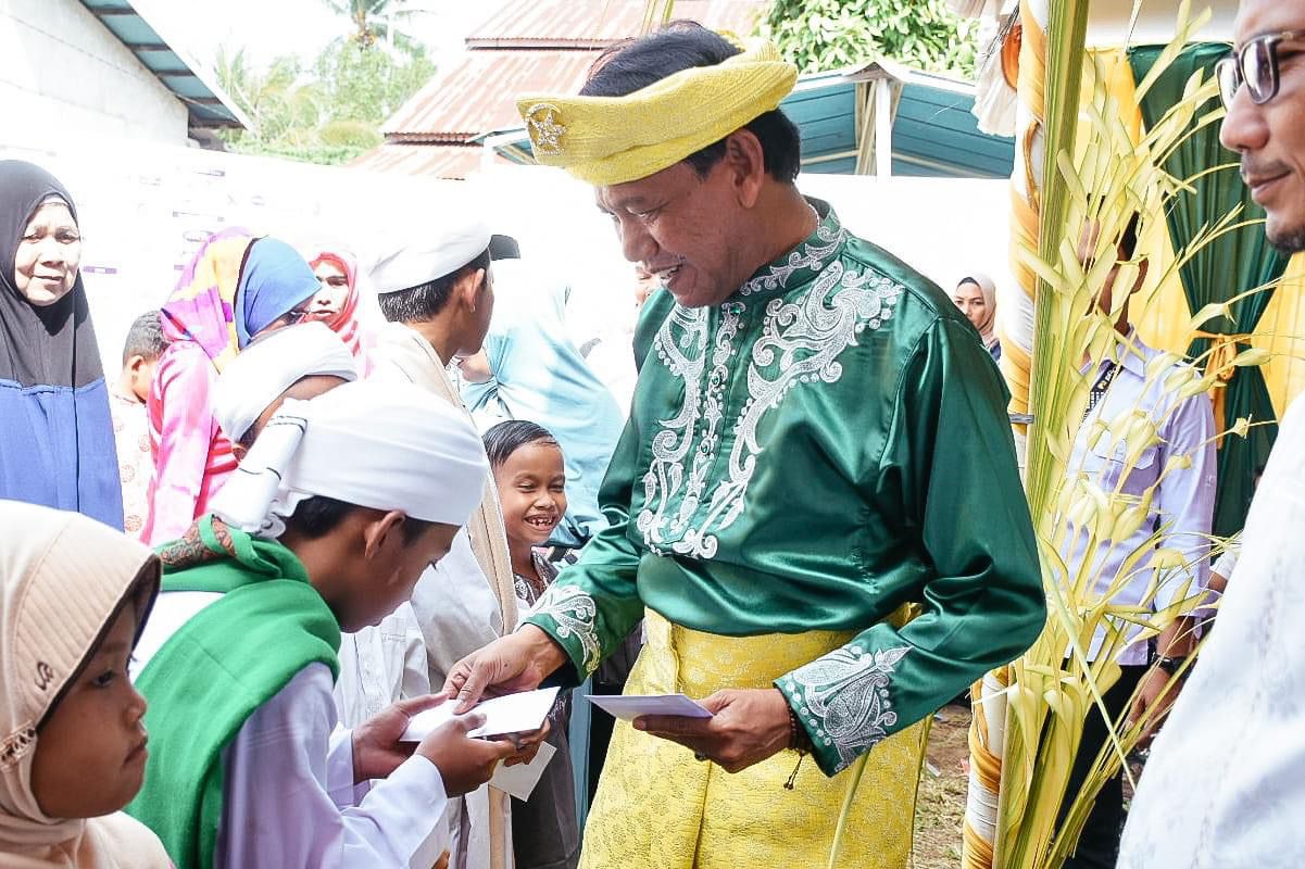 SANTUNAN : Wabup Ketapang, Farhan, memberikan santunan kepada anak-anak pada perayaan Robo-Robo di Benua Kayong, Rabu (13/9).