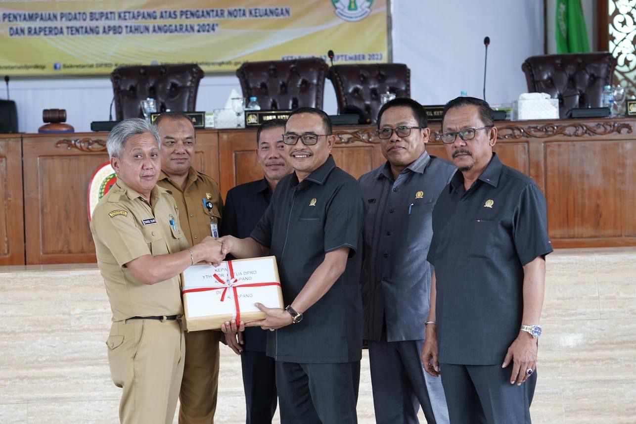 RAPERDA APBD 2024 : Asisten II Sekda, Syamsul Islami, menyampaikan pidato Bupati Ketapang atas pengantar nota keuangan dan Raperda tentang APBD Ketapang Tahun 2024.