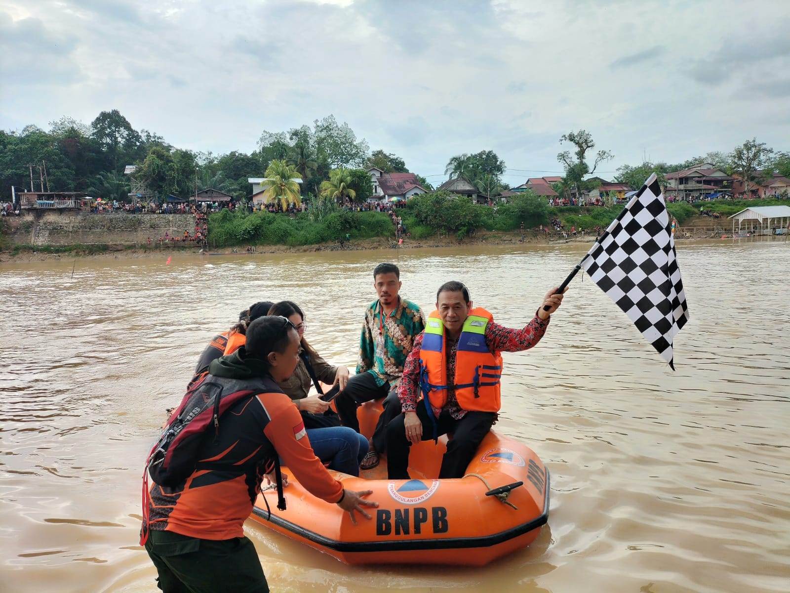 MERIAH: Kemeriahan lomba dayung sampan pada Festival Adat Budaya Robo-robo di Dusun Pesayangan Desa Raja Kecamatan Ngabang pada Kamis (14/9).